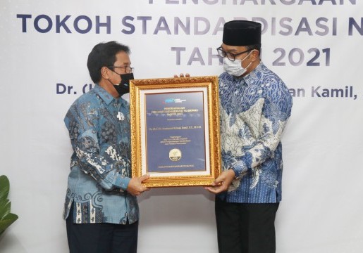 BSN Anugerahkan Tokoh Standardisasi Nasional Kepada Ridwan Kamil
