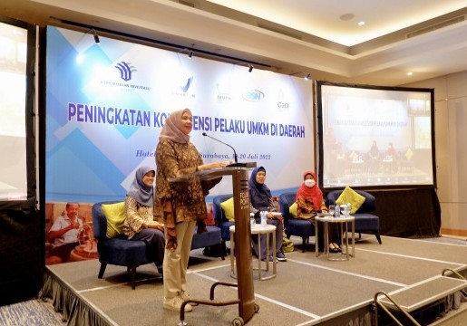 Kolaborasi BSN dan Kemenves/BKPM dalam Kegiatan Peningkatan Kompetensi Pembina dan Pelaku UMKM di Surabaya