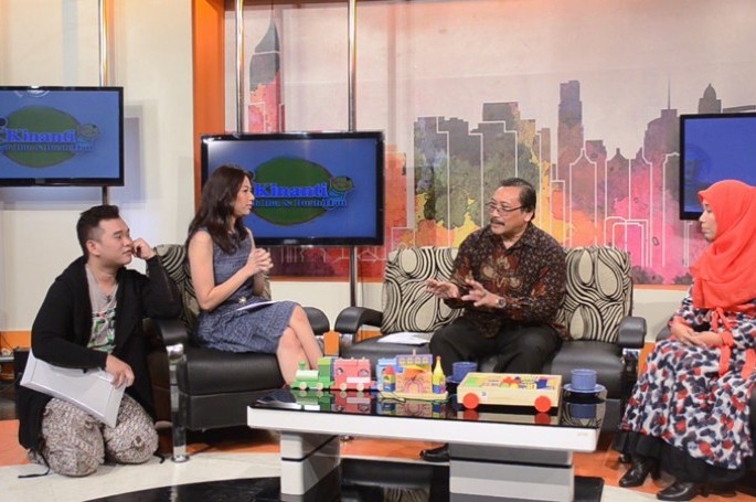 Kepala BSN, Bambang Prasetya bersama Pemilik Omocha Toys, Yuni menjadi narasumber Program Kinanti (Kisah Ibu dan Buah Hati) di JAK TV pada Kamis (23/04/2015)