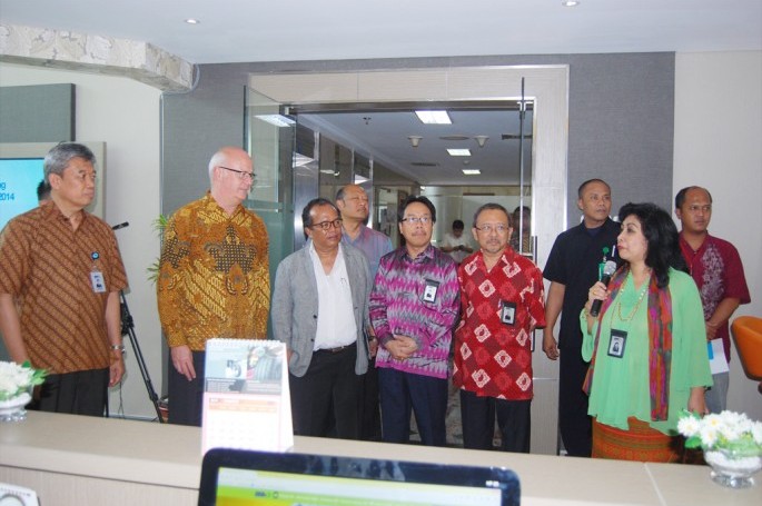 Sekretaris Jenderal ISO (International Organization for Standardization), Rob Steele didampingi Deputi Bidang Informasi dan Pemasyarakatan Standardisasi BSN, Dewi Odjar Ratna Komala mengunjungi Layanan Informasi Terpadu pada Jumat (05/06/2015).  